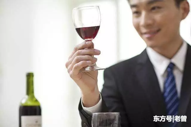 學渣同學參加聚會遭冷落,酒店經理來敬酒,大家才知他真實身份