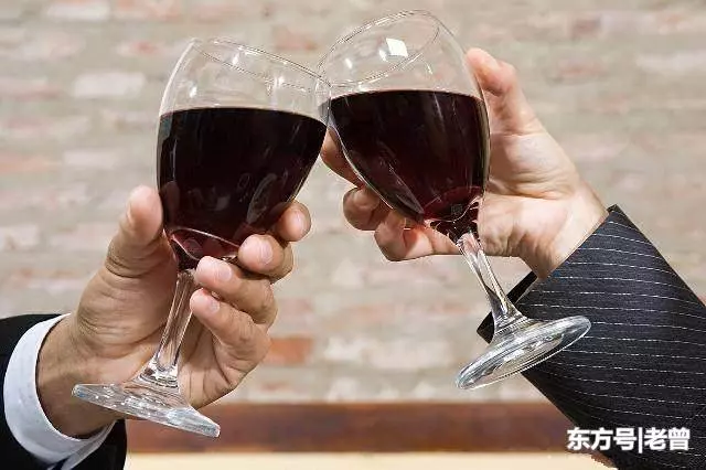 學渣同學參加聚會遭冷落,酒店經理來敬酒,大家才知他真實身份