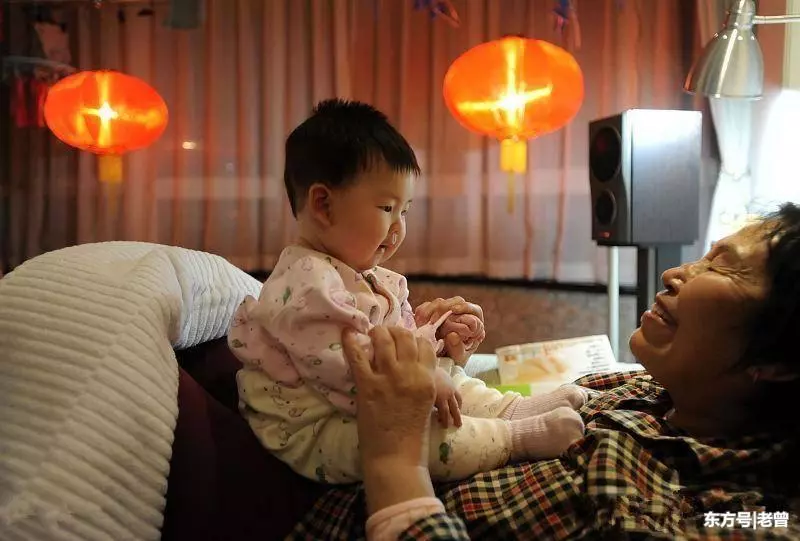 妻子每天晚上出門,說到廠里加班,丈夫去送宵夜第二天怒提離婚