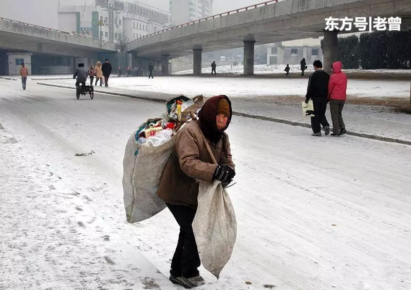 老乞丐坐車肚子痛拉在褲子裡,乘客罵罵咧咧,司機卻背她回家養老