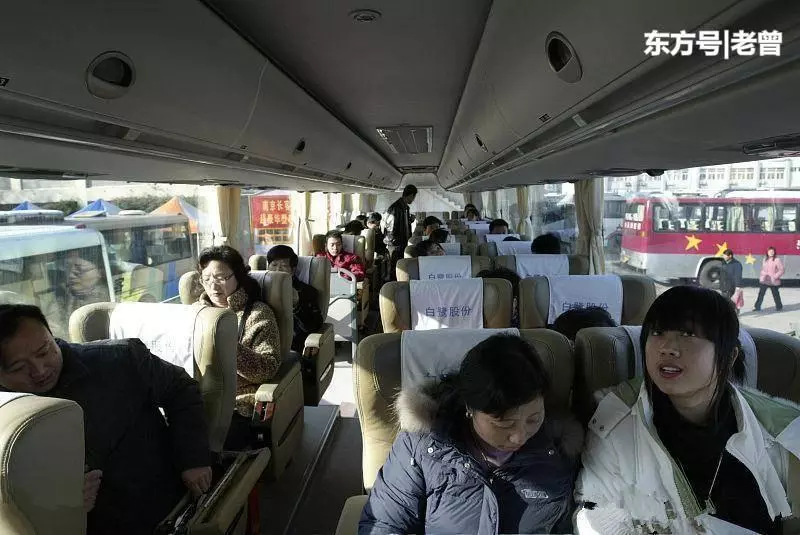老乞丐坐車肚子痛拉在褲子裡,乘客罵罵咧咧,司機卻背她回家養老