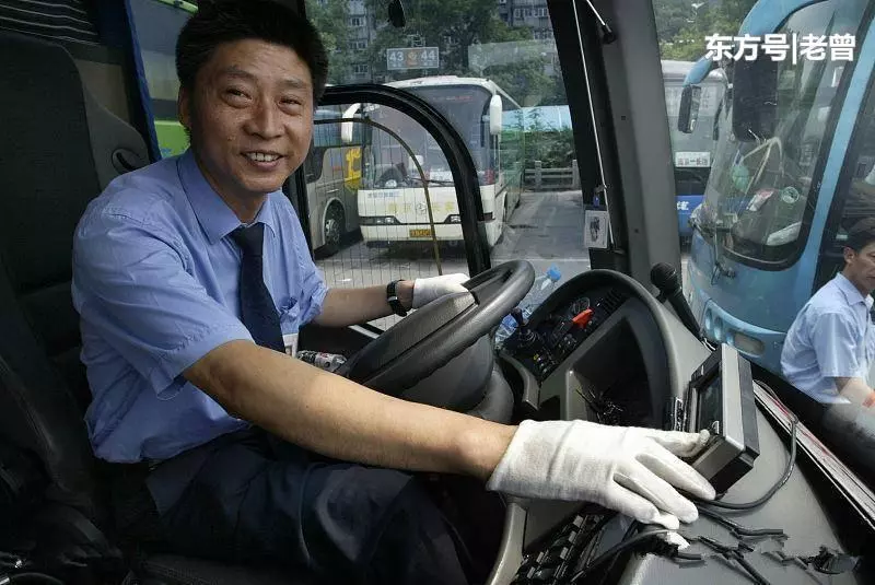 老乞丐坐車肚子痛拉在褲子裡,乘客罵罵咧咧,司機卻背她回家養老