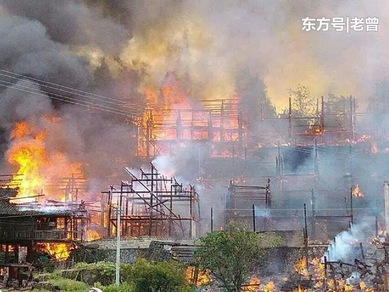 老乞丐坐車肚子痛拉在褲子裡,乘客罵罵咧咧,司機卻背她回家養老