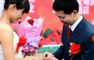 男子去前妻家看女兒,總是關著門,聽到鄰居的話,他跑去醫院
