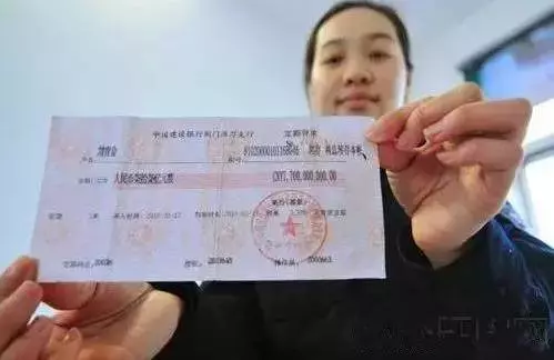 她去提款機領400元竟吐出「4000元」,銀行要她還錢,沒想到她「傳一封簡訊」讓銀行員閉嘴了!