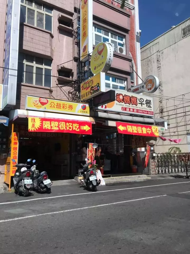 台灣「超胡鬧紅布條」紅到國外! 瓦斯行老闆「我不知道掛這要幹嘛」隔壁神回網笑翻:超幽默