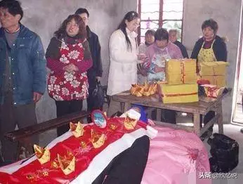 公公臨終前一直攥著眼鏡盒不放手,斷氣後俺打開眼鏡盒,全家炸鍋