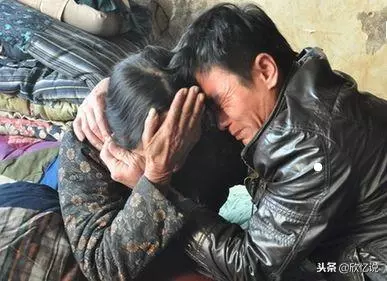 公公臨終前一直攥著眼鏡盒不放手,斷氣後俺打開眼鏡盒,全家炸鍋