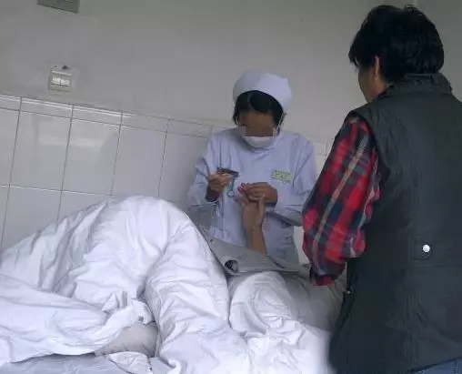 父親生病急需用錢,上門女婿的哥哥找岳母要工資卡,查完餘額呆了