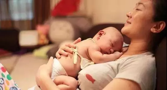 和丈夫吵架,女子月子裡跑回娘家,晚上孩子哭鬧,看到來人蒙了