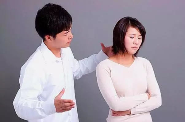 老公洗澡看到婆婆來電,我接通電話,對方一說話,俺摔爛手機離婚