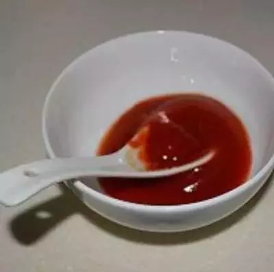 糖醋裡脊色澤紅亮,酸甜可口,最吸引人的是外焦脆,里軟嫩的口感
