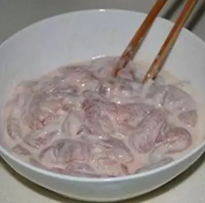 糖醋裡脊色澤紅亮,酸甜可口,最吸引人的是外焦脆,里軟嫩的口感