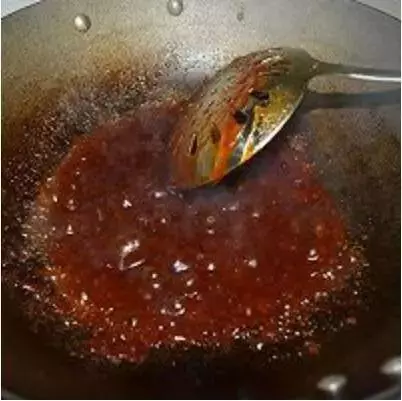 糖醋裡脊色澤紅亮,酸甜可口,最吸引人的是外焦脆,里軟嫩的口感