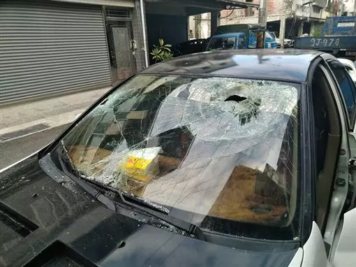 開車中突然砰一聲!擋風玻璃「被鴿子穿透」破洞 網傻眼:你是碰到神奇寶貝?