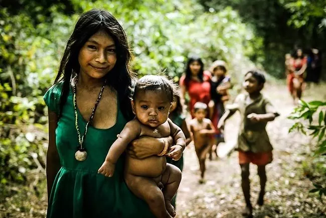世界上「最神祕兩大部落」完全原始人生活 飛機靠近像看到UFO一樣驚恐!