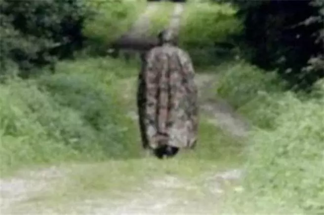 柯南都找不出真相!歷史上「最神祕的5個人」 正要拍全家福...天花板倒吊下一個暗黑人影!