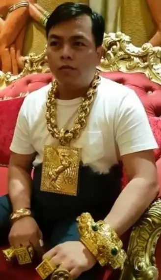 鈔票炫富太廢!黃金哥天天背「13KG金磚」在路上跑 最鄙視開跑車的富二代屁孩