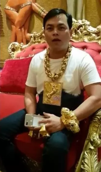 鈔票炫富太廢!黃金哥天天背「13KG金磚」在路上跑 最鄙視開跑車的富二代屁孩