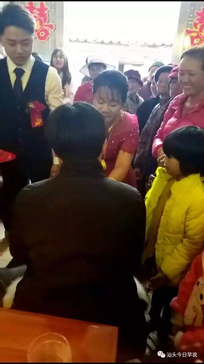 23歲嫩男「爽娶38歲富婆」爸媽超反對下一秒新娘拿出「超霸氣見面禮」立刻搞定婚禮