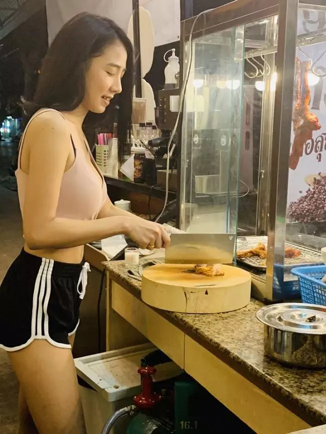 【身材超正!】泰國低胸正妹街邊賣面網路爆紅!網友特地買機票飛去曼谷捧場!