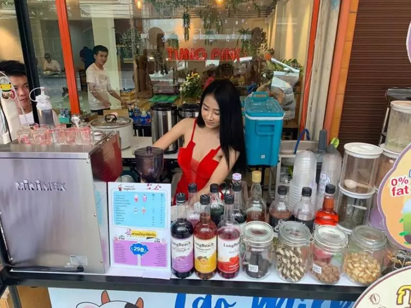 【身材超正!】泰國低胸正妹街邊賣面網路爆紅!網友特地買機票飛去曼谷捧場!