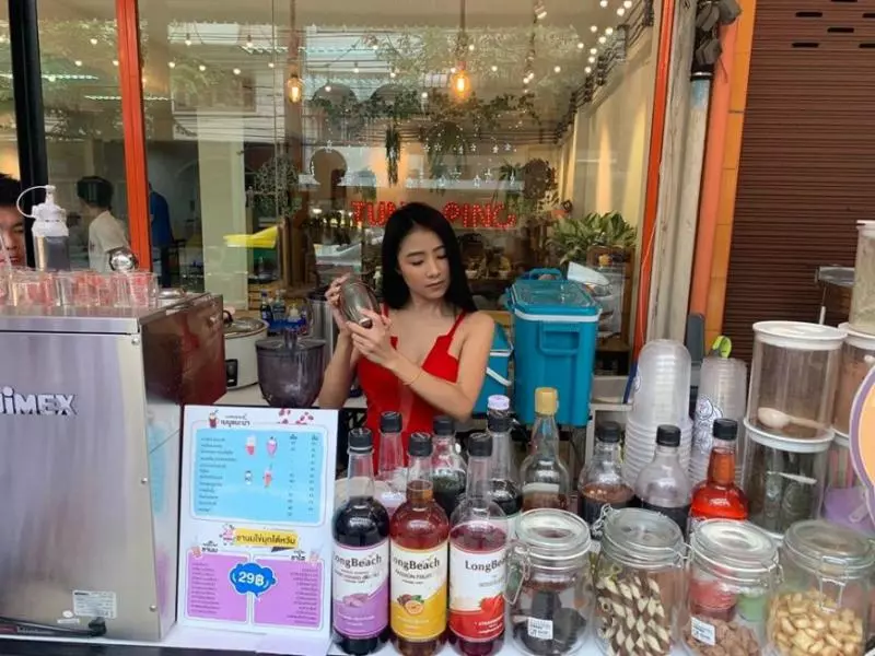 【身材超正!】泰國低胸正妹街邊賣面網路爆紅!網友特地買機票飛去曼谷捧場!