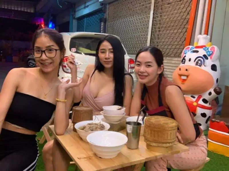 【身材超正!】泰國低胸正妹街邊賣面網路爆紅!網友特地買機票飛去曼谷捧場!
