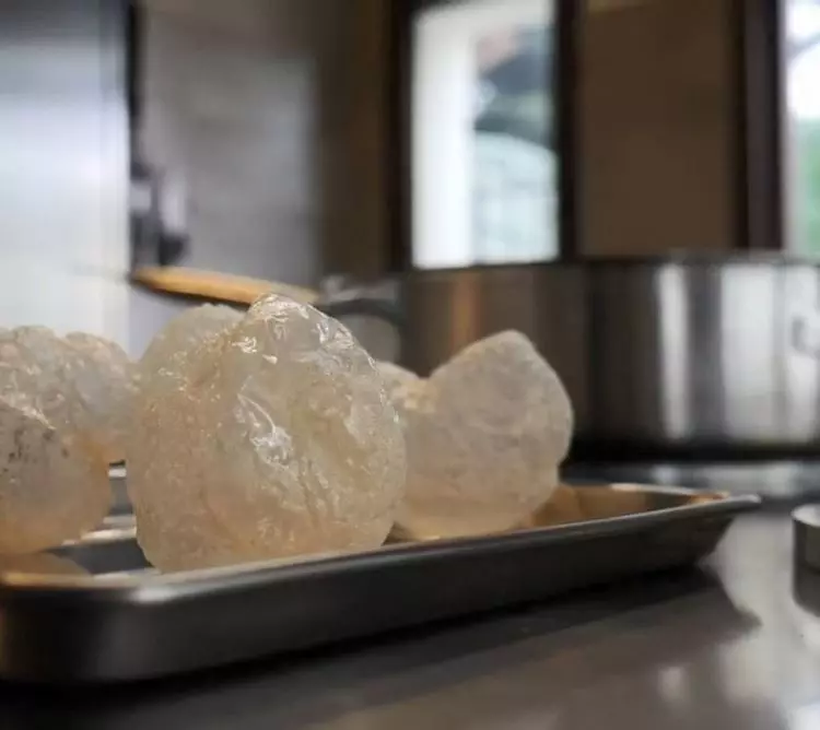 米其林大廚推自創菜「炸空氣」賣天價!咬下竟噴清新芬多精… 網傻:不就地瓜球? - 搖一搖茶就醒了