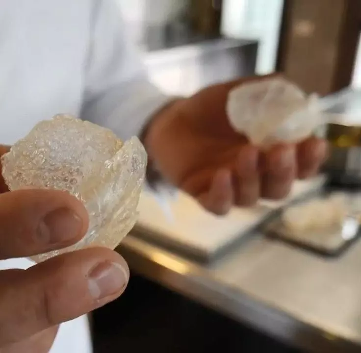 米其林大廚推自創菜「炸空氣」賣天價!咬下竟噴清新芬多精… 網傻:不就地瓜球? - 搖一搖茶就醒了