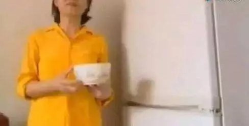 將一碗水放在冰箱裡,竟然可省這麼多的電費,快來學習學習一下吧!