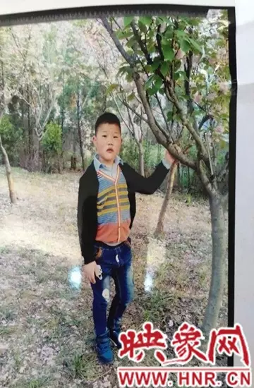 河南信陽一男童走失半年,被發現後已瘦成乾屍 !
