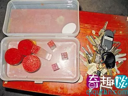 湖北恩施巴東縣一農民在工地上挖出裝有3枚公章71枚印章數十把鑰匙的神秘盒子 !