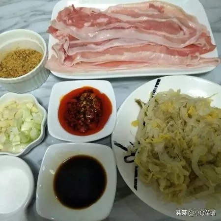 開胃的五花肉做法,五花肉酸菜卷,好吃的不得了