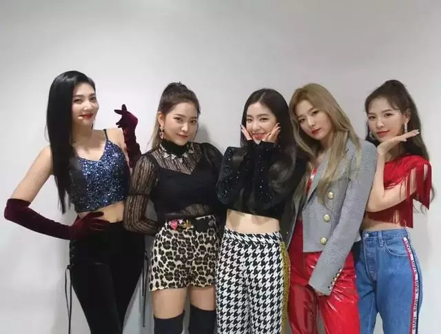 眼尖網友發現,Red Velvet Irene新歌舞蹈跳的跟成員不太一樣?