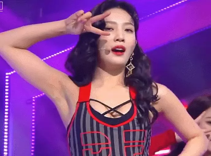眼尖網友發現,Red Velvet Irene新歌舞蹈跳的跟成員不太一樣?