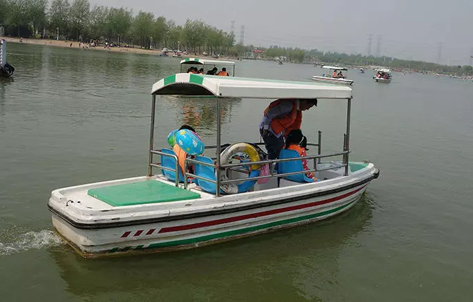 老婆翻船落水,老公卻救他人,事後要離婚,老公指指袖口,她樂了
