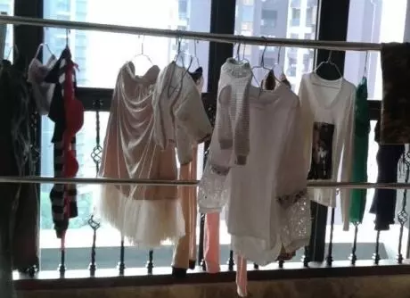 丈夫出差回家,坐月子妻子鬧離婚,保姆悄悄指陽台,丈夫傻住