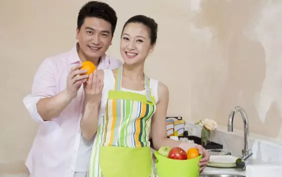小姨子去離婚,姐夫陪她到民政局,辦公人員瞅瞅證件,姐夫卻怒了