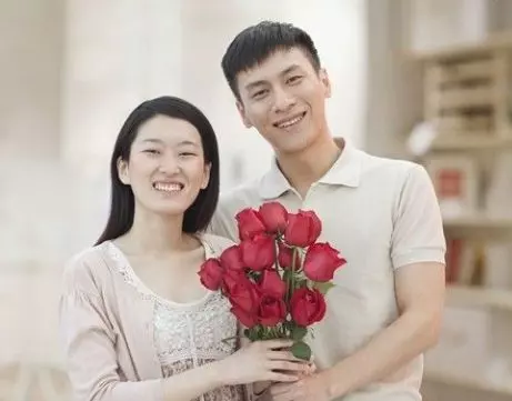 小姨子去離婚,姐夫陪她到民政局,辦公人員瞅瞅證件,姐夫卻怒了