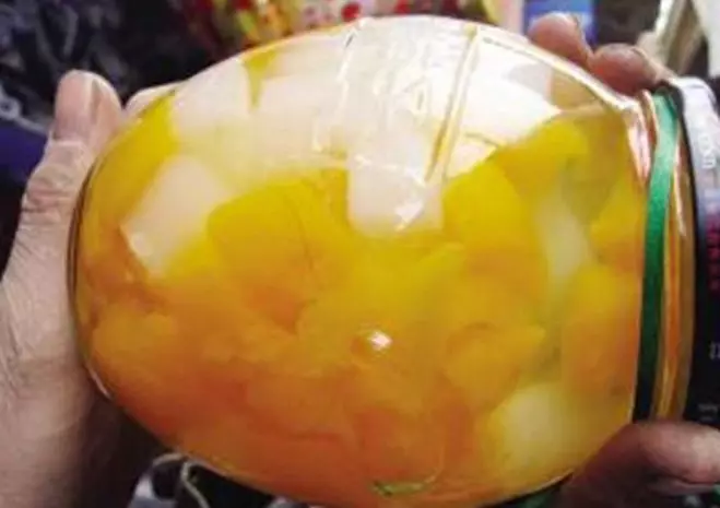 婆婆回村,兒媳送一罐頭,她不捨得吃藏床下,一年後打開,報了警