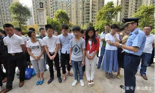 小姑子讓我去買水果,硬塞給我錢,裡面夾一紙條,我看完立刻報警