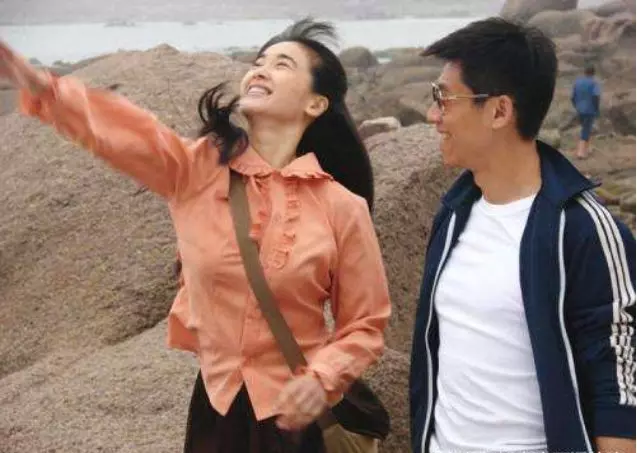 帶農村妻子回家,爸媽卻不讓進,妻子抖抖褲腿,爸媽趕快笑臉相迎