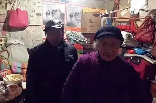 帶農村妻子回家,爸媽卻不讓進,妻子抖抖褲腿,爸媽趕快笑臉相迎