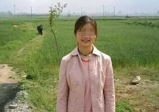 帶農村妻子回家,爸媽卻不讓進,妻子抖抖褲腿,爸媽趕快笑臉相迎