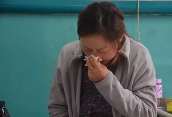 15歲姐姐養活雙胞胎弟弟,10年後媽媽回來,弟弟的話讓人感動