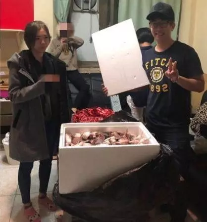 交換禮物給一箱鮮味...開箱「滿滿海鮮味飄出」手指一插入...真的母湯!網笑翻:超幸福