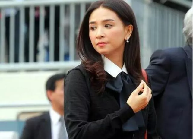趙雅芝、溫碧霞都不算什麼,她才是真正的凍齡女神,和老公就像兩輩人!