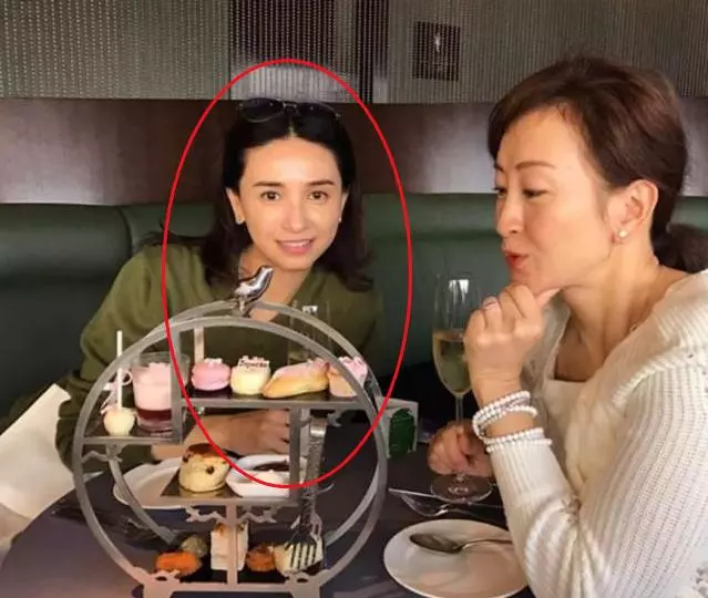 趙雅芝、溫碧霞都不算什麼,她才是真正的凍齡女神,和老公就像兩輩人!