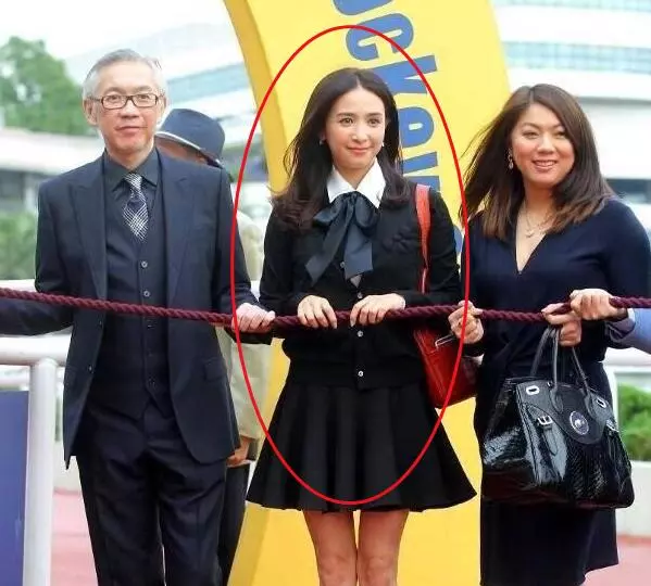 趙雅芝、溫碧霞都不算什麼,她才是真正的凍齡女神,和老公就像兩輩人!